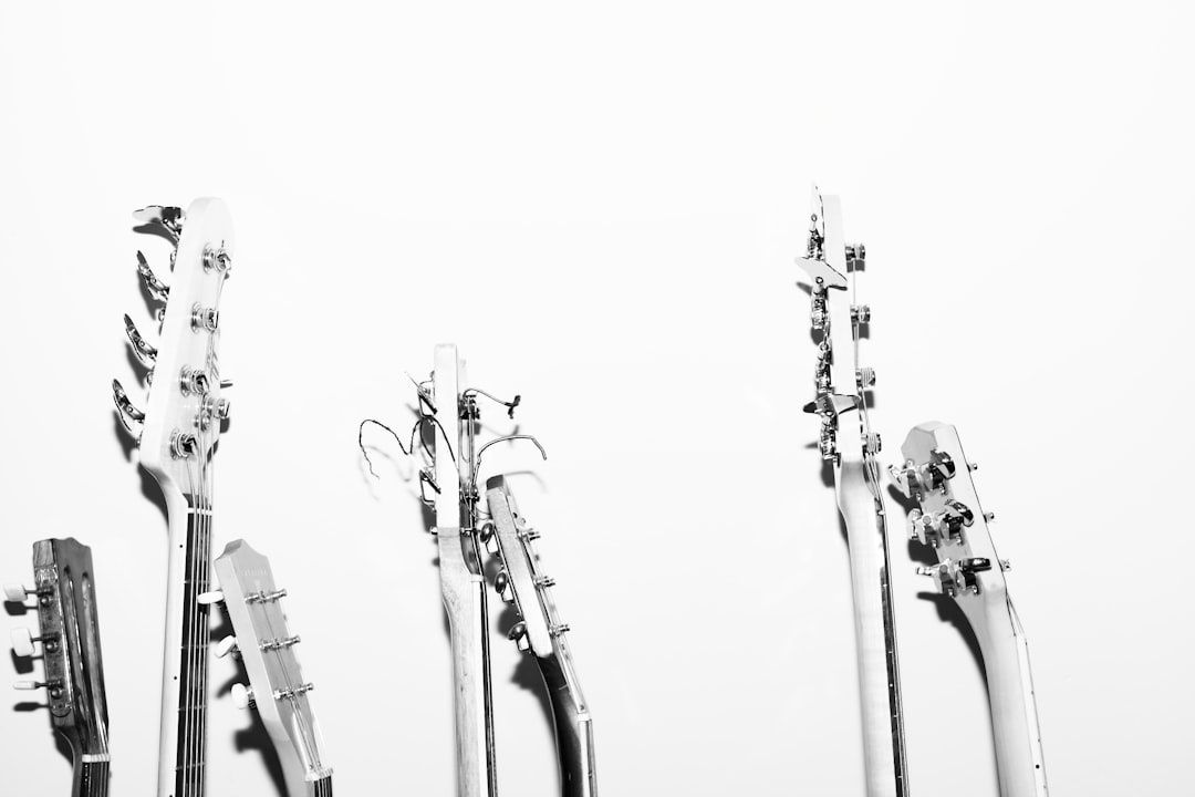 Schwarz-weiße Aufnahme mehrerer E-Gitarrenhälse mit sichtbaren Mechaniken