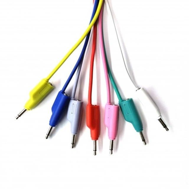 Bunte Patchkabel mit Klinkensteckern für modulare Synthesizer